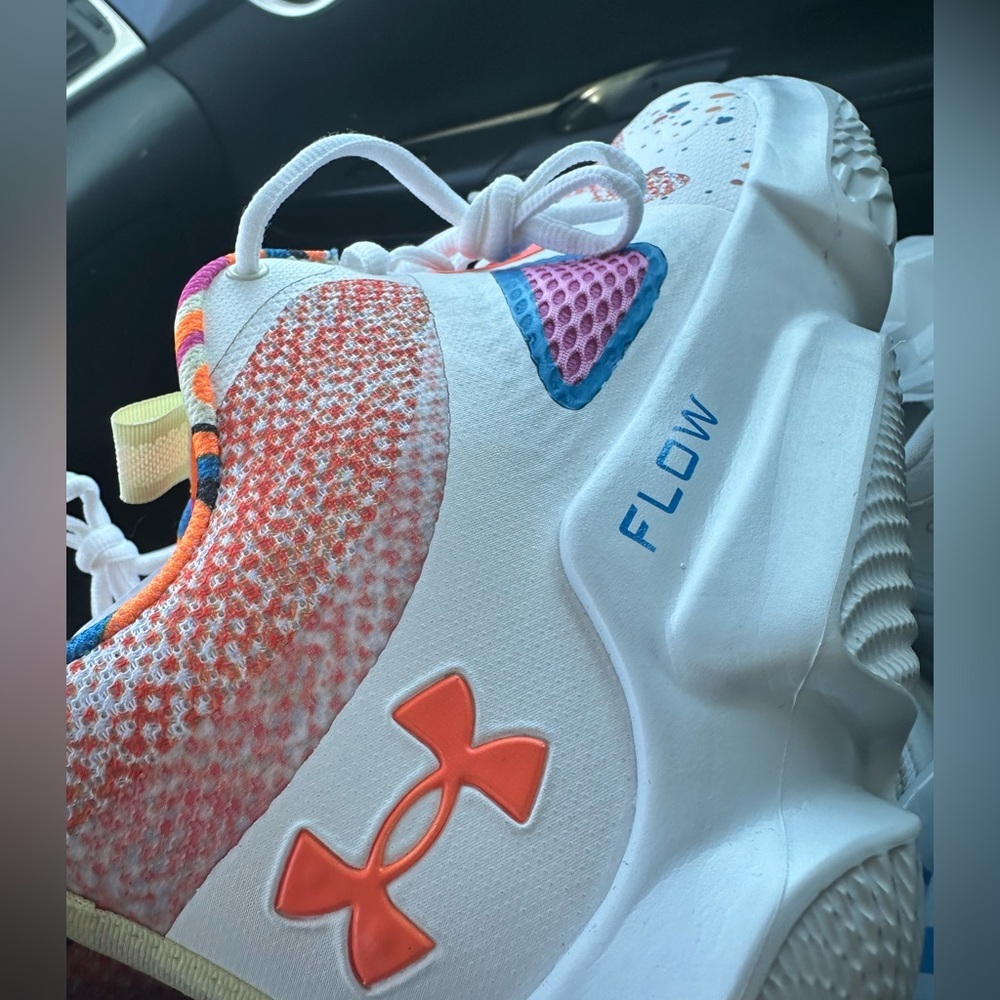NWOT Under Armour Flow Breakthru 3 LE 'Polka Dots' 3026761-100 - Picture 9 of 10